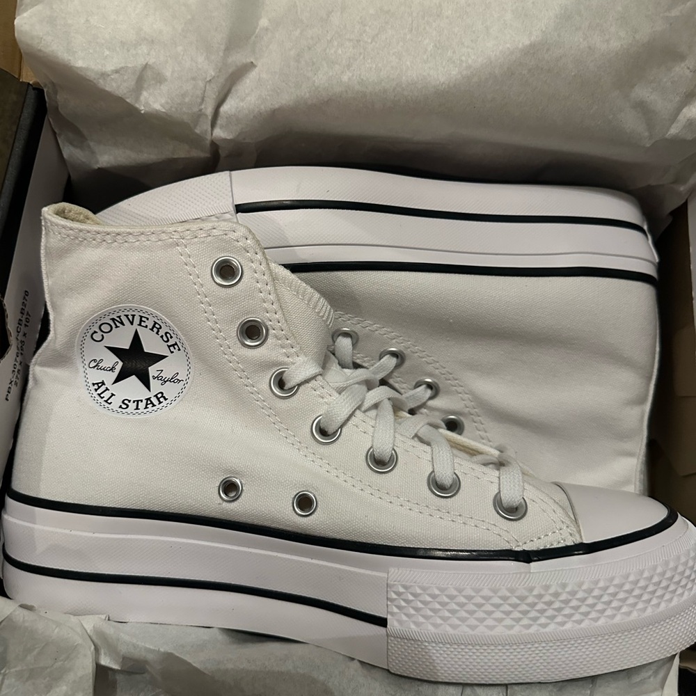 NIB Women’s 7 Converse Women's Classic White & Black Lift HI High-Tops